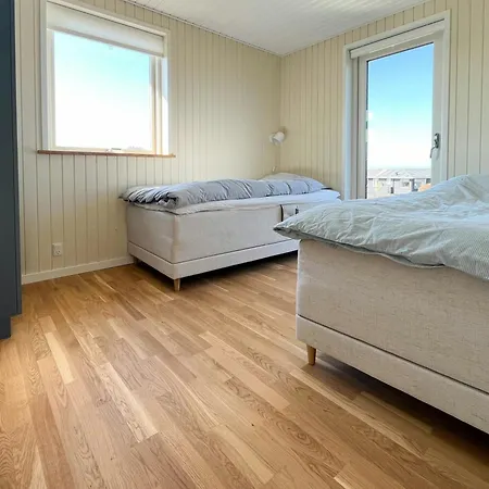 70S Holiday Home With Views Over The Sea