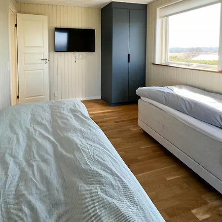 70S Holiday Home With Views Over The Sea 別荘