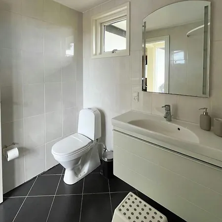 70S Holiday Home With Views Over The Sea