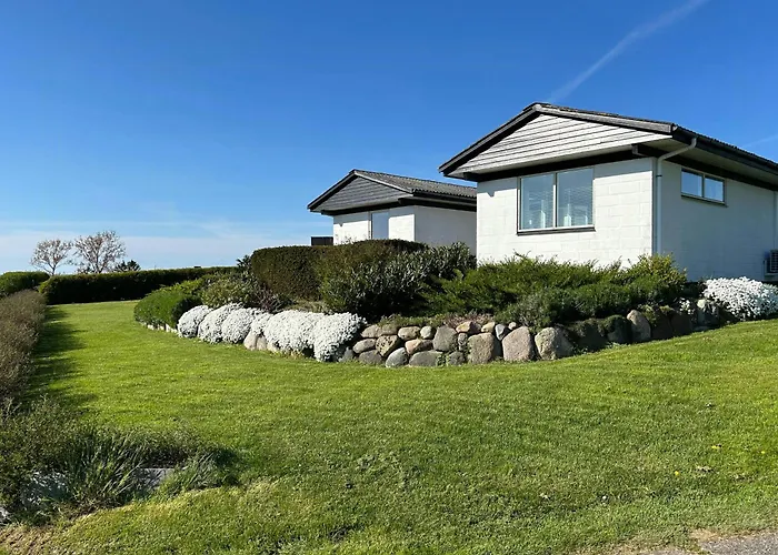 70S Holiday Home With Views Over The Sea *
