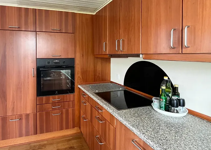 70S Holiday Home With Views Over The Sea *