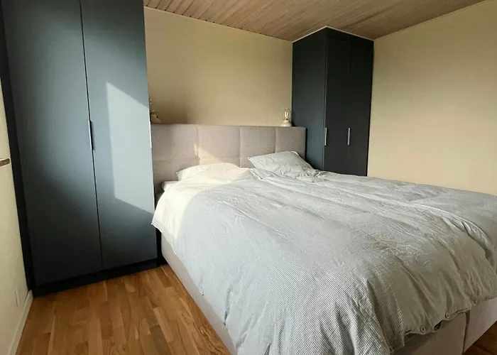 70S Holiday Home With Views Over The Sea