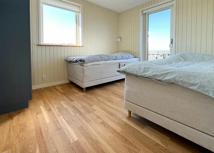 70S Holiday Home With Views Over The Sea