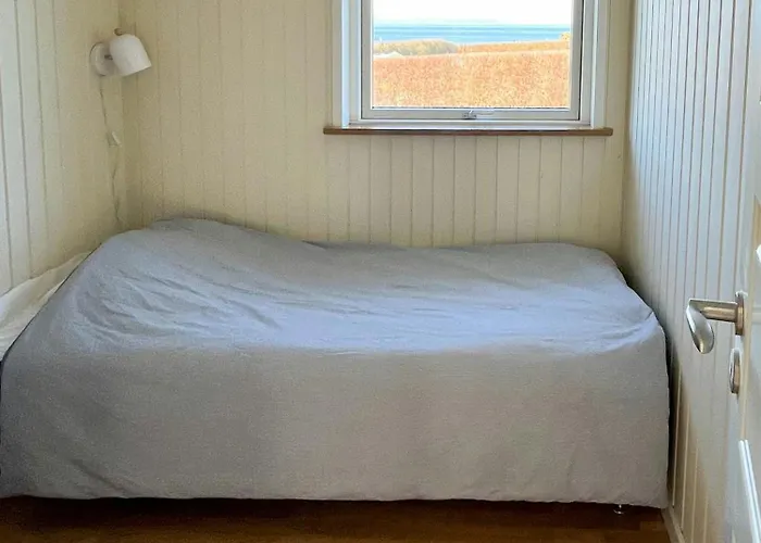 70S Holiday Home With Views Over The Sea Feriehus