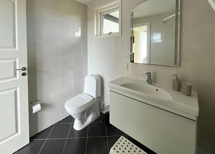 70S Holiday Home With Views Over The Sea