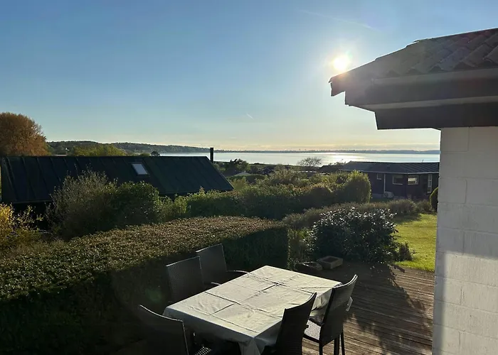 別荘 70S Holiday Home With Views Over The Sea