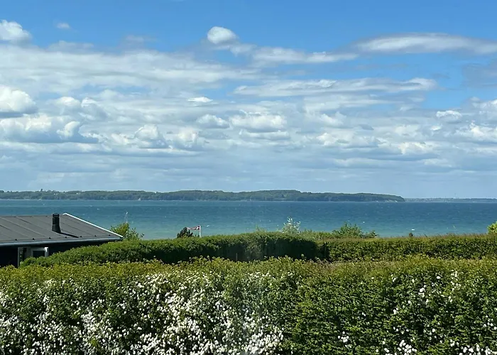 70S Holiday Home With Views Over The Sea